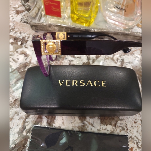 Versace - Picture 3 of 5
